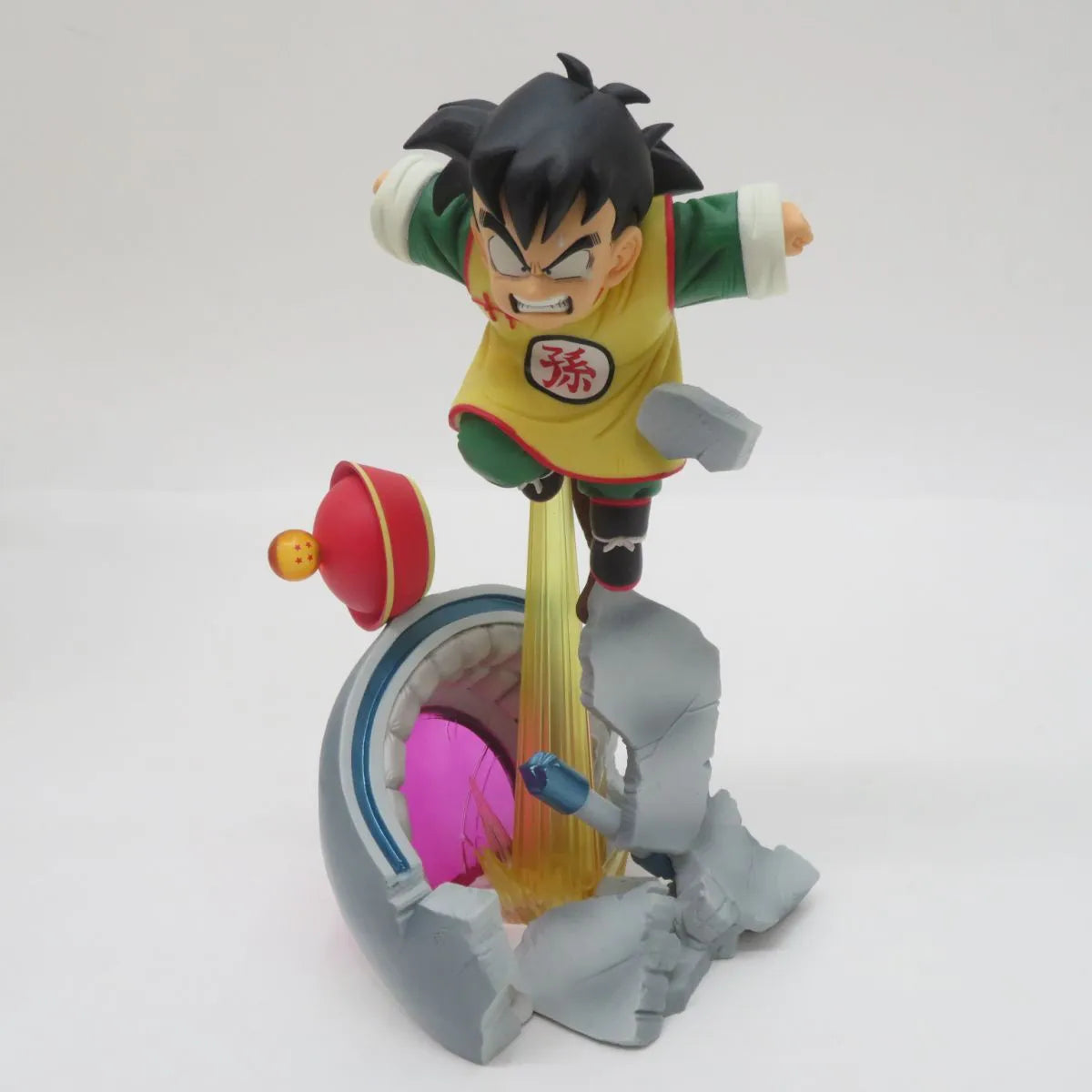 Estátua Dragon Ball - Son Gohan Saindo da Cápsula 25 CM