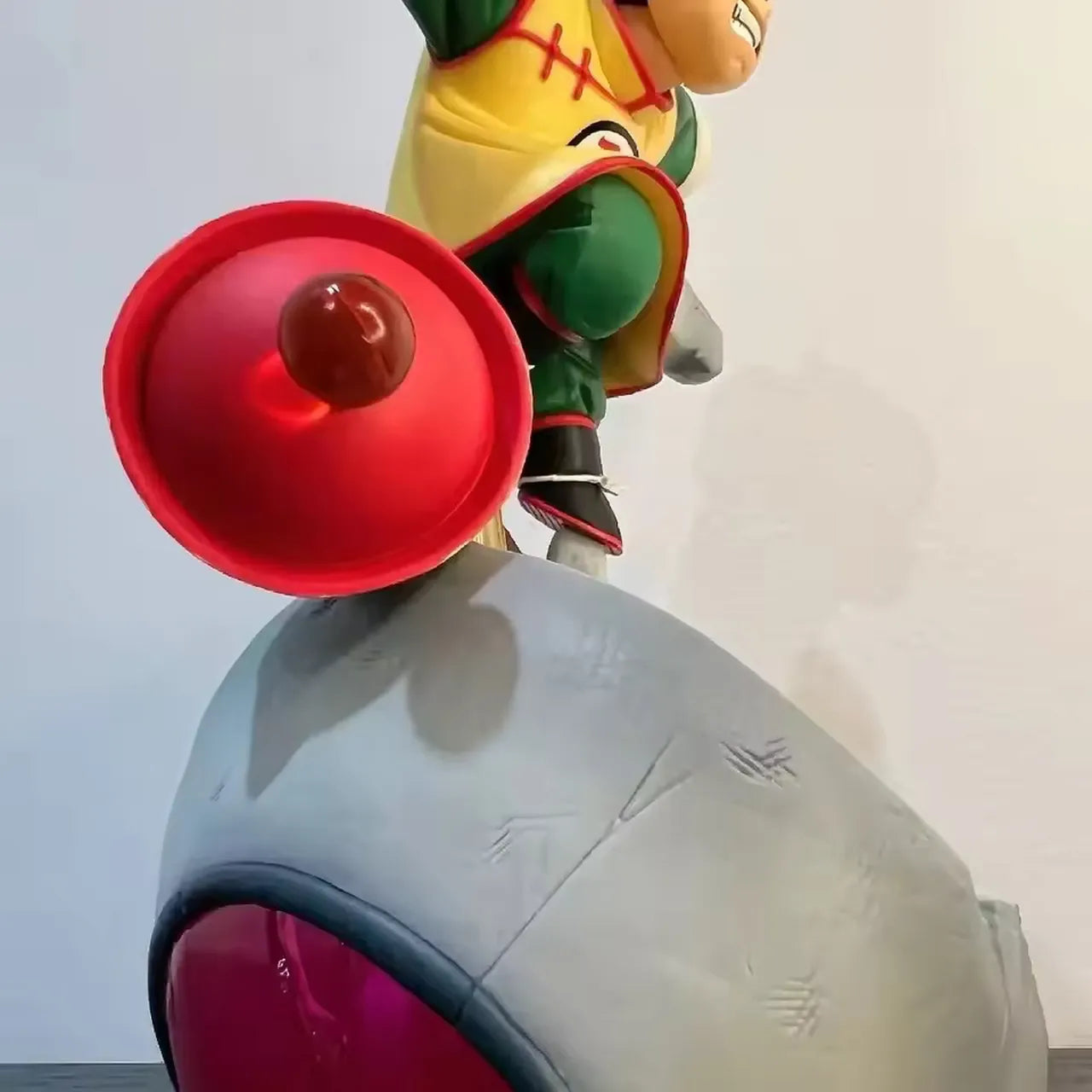 Estátua Dragon Ball - Son Gohan Saindo da Cápsula 25 CM