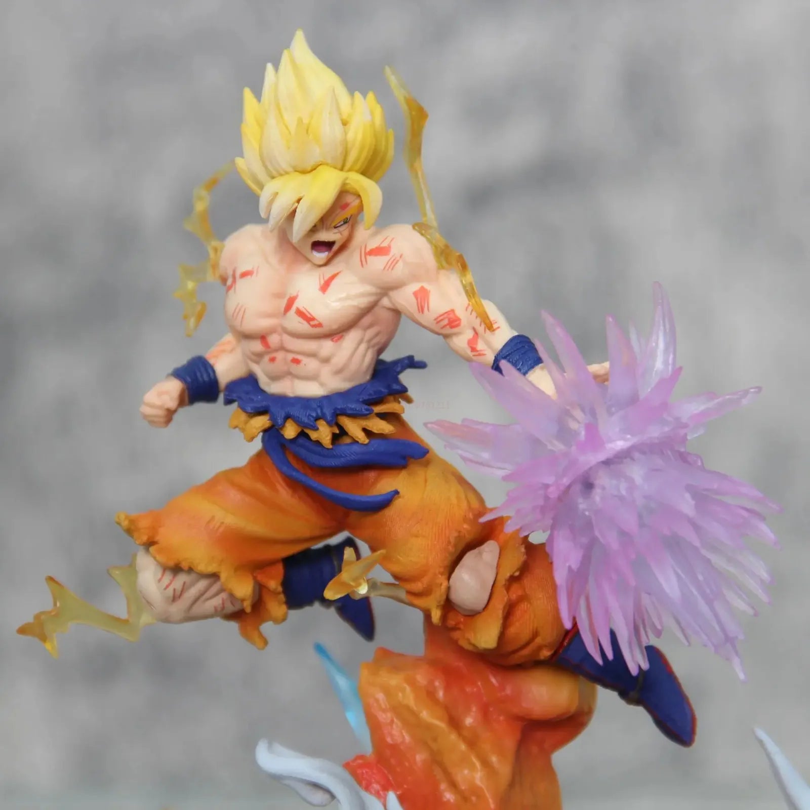 Estátua Dragon Ball - Diorama Son Goku Super Saiyajin e Freeza Luta 22 CM