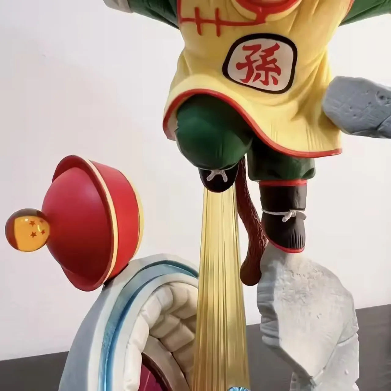 Estátua Dragon Ball - Son Gohan Saindo da Cápsula 25 CM