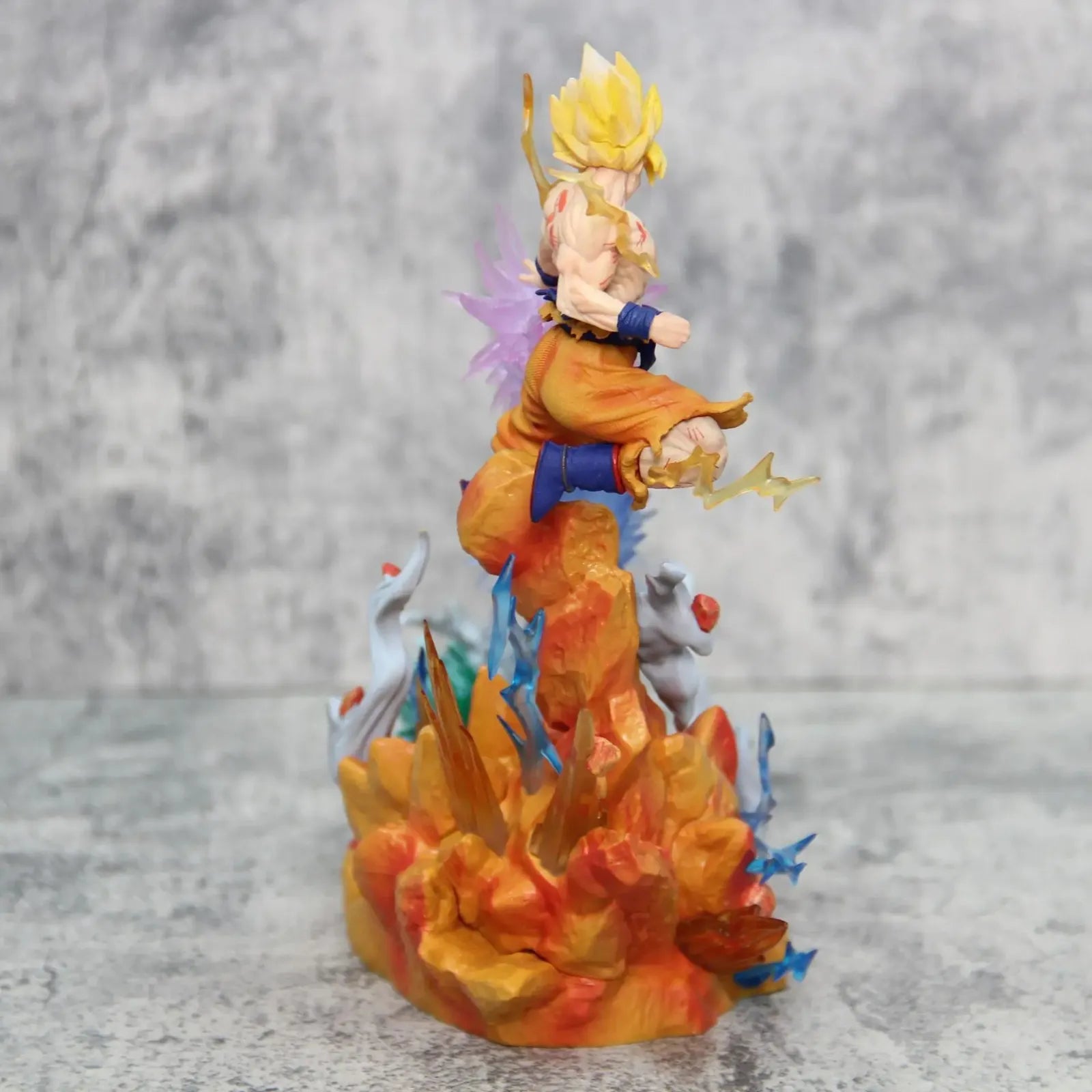 Estátua Dragon Ball - Diorama Son Goku Super Saiyajin e Freeza Luta 22 CM
